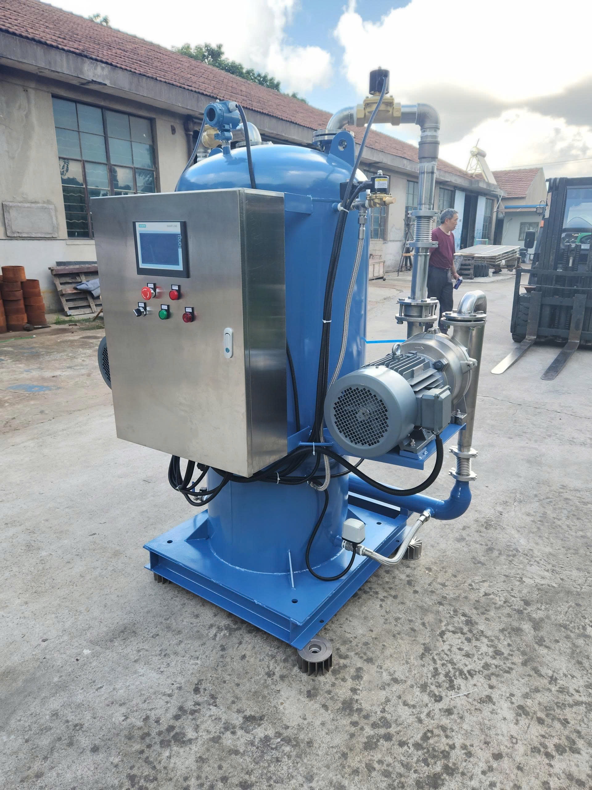 ZT Pumps vacuum system with receiver, pressure instrumentation and PLC control panel
