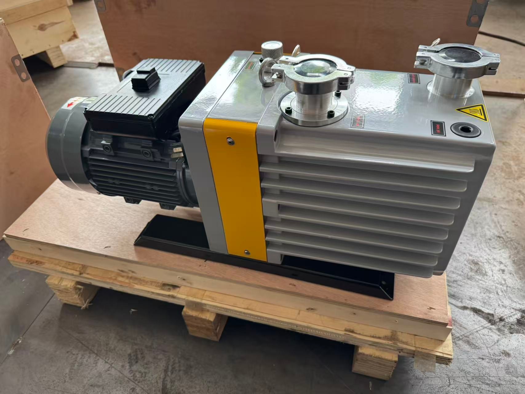 Why Does a Rotary Vane Vacuum Pump Rated at 0.06 Pa Read 0.5 Pa on a Pirani Gauge?