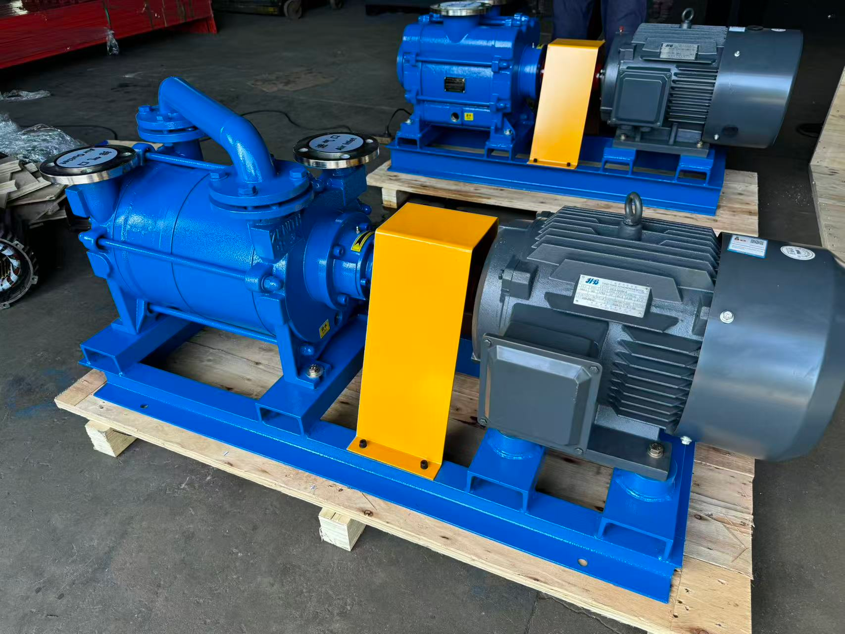 2S Series two-stage liquid ring vacuum pump — assembled units in warehouse