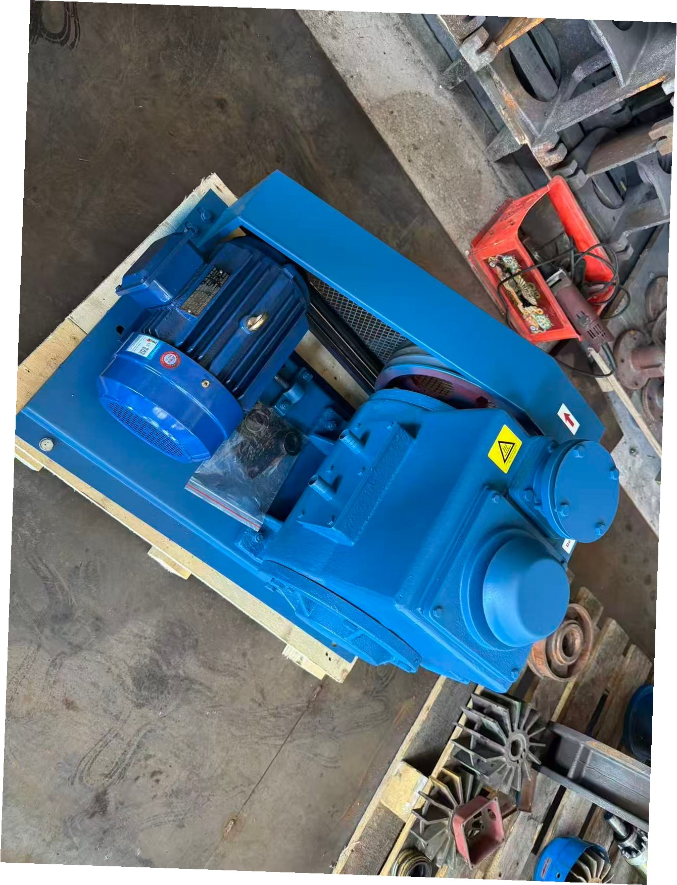 2X Series belt-driven rotary vane vacuum pump — top view on pallet
